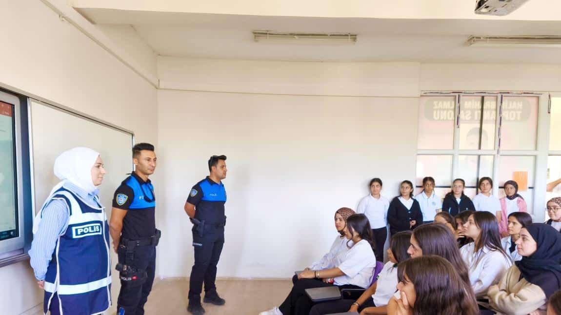 EMNİYET MENSUPLARI OKULUMUZDA SEMİNER VERDİ